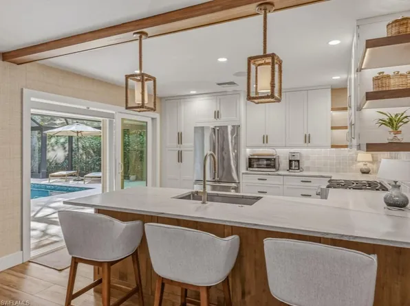 2448 Harbor RD, NAPLES, FL 34104