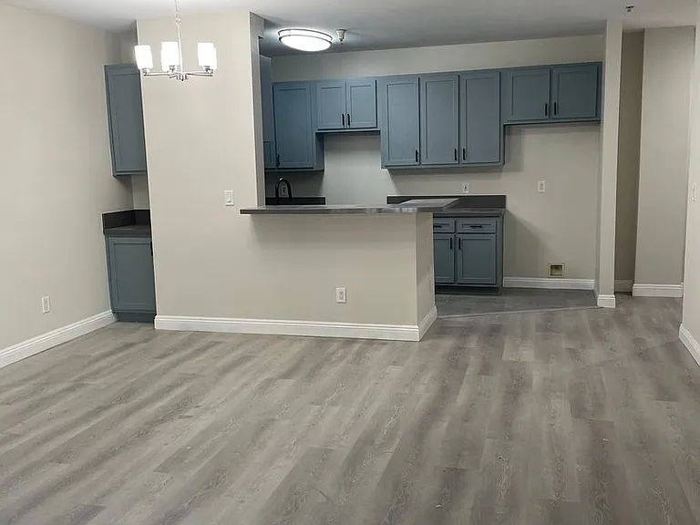 Hawthorne Regency Apartments — Photo 7