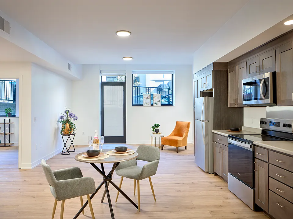 30 E Beau St