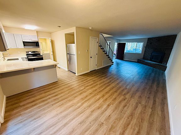 3rd image of 949 Sunset Dr #B