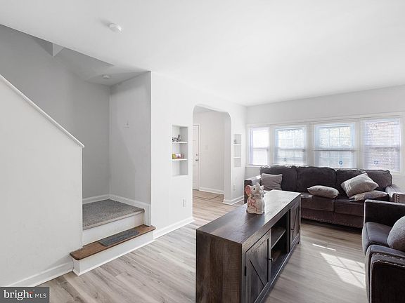 5th image of 12 Bedford Dr