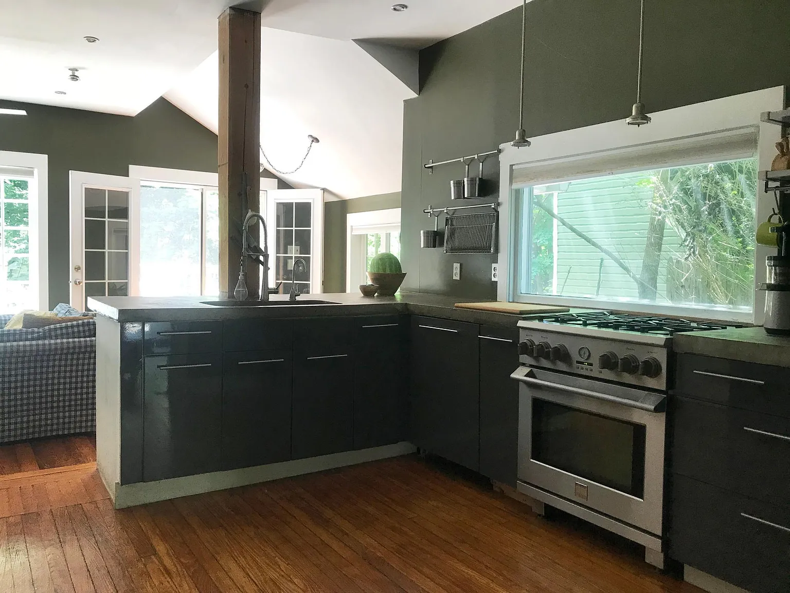 3 bed, 1350 sqft, $2,200 — Photo 3
