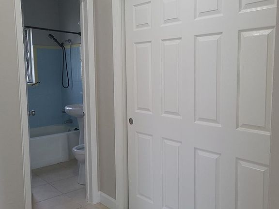 5th image of 1501 NE 8th St Unit 1W