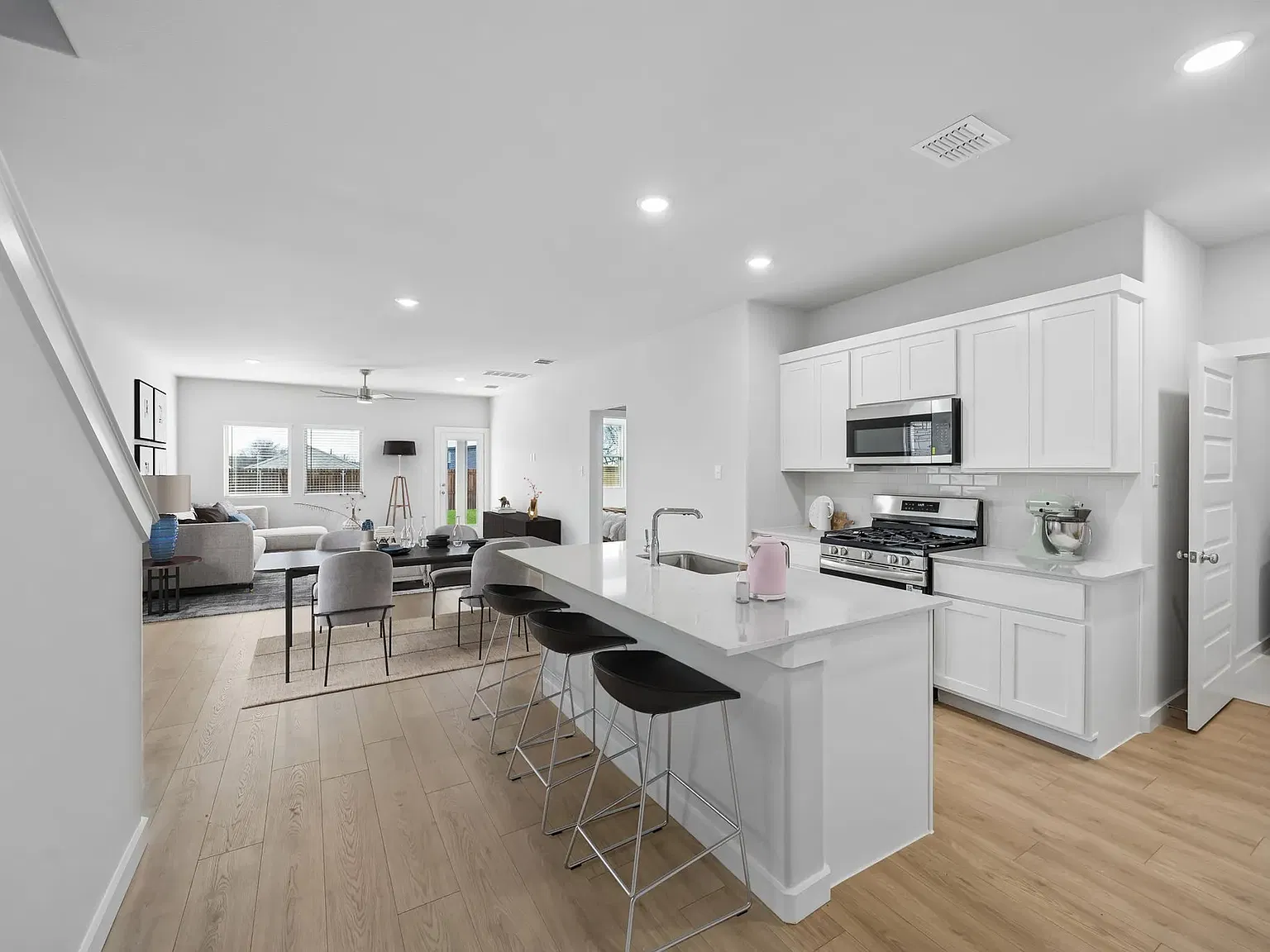 4 bed, 2.5 bath, 2311 sqft, $2,450 — Photo 4