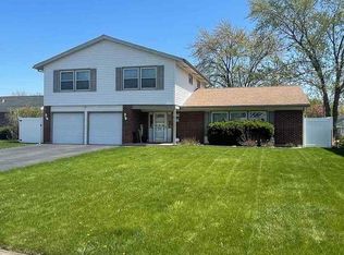 8221 N Applewood Ct, Hanover Park, IL
