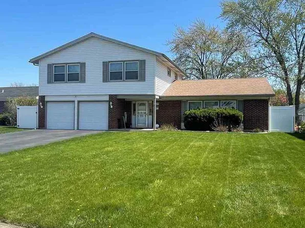 8221 N Applewood Ct, Hanover Park, IL 60133