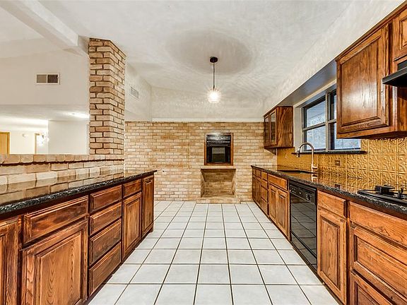 3rd image of 914 Jungle Dr