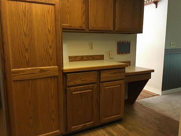 5th image of 553 Woodside Ln