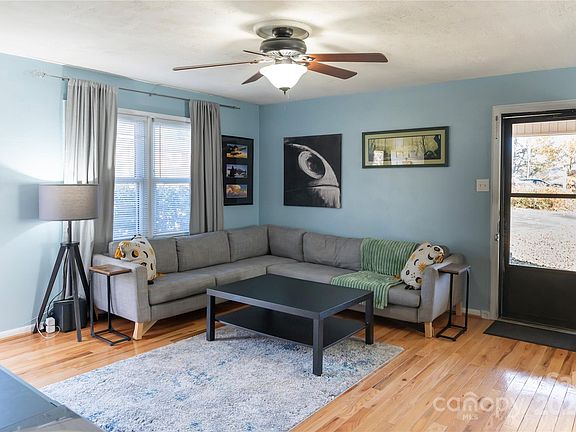 3rd image of 1034 Village Cir