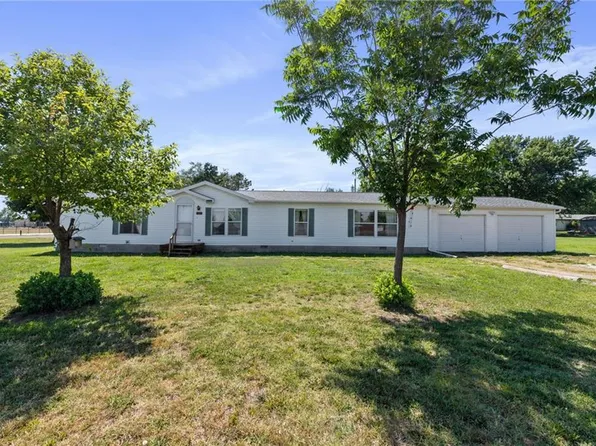 306 Briarwood Dr #320, Iola, KS 66749