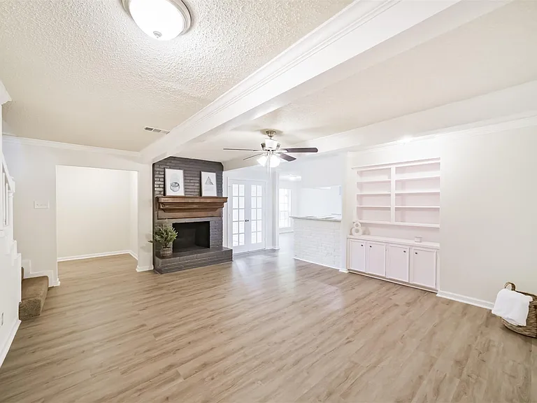 1011 Baltic Ln — Photo 4