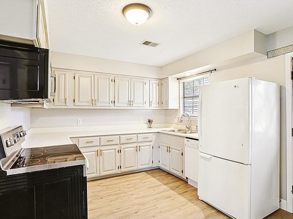 5th image of 16 Hickory Dr