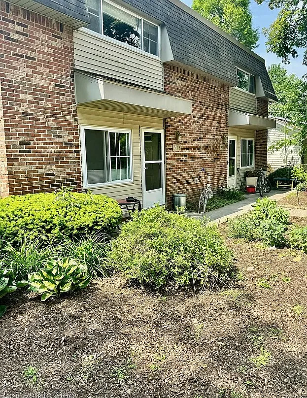 2 bed, 800 sqft, $2,400 — Photo 2