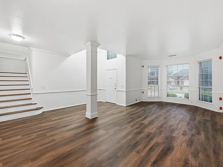 2216 Oak Park Dr — Photo 2