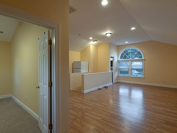 5th image of 32 Eagle St