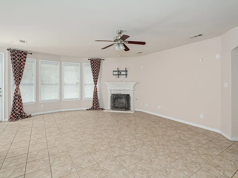 11152 Seguin Dr — Photo 5