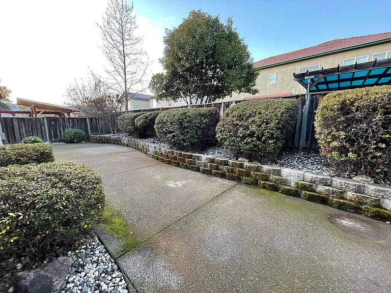 490 Briarwood Dr — Photo 10