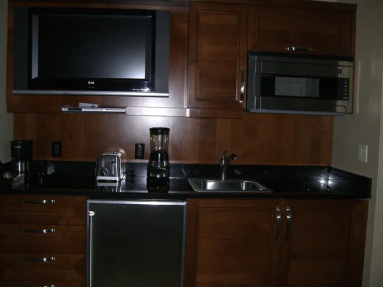 Kitchenette w/Microwave/2-Burner Stovetop/Undercounter Refrigerator