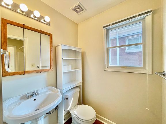 4th image of 278 Rose St APT B