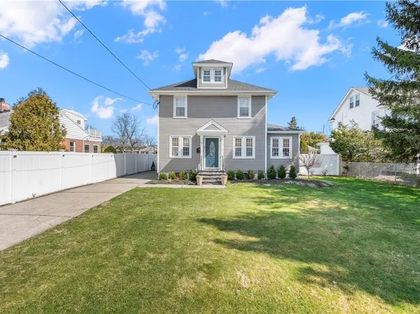41 Lanier Lane, Bay Shore, NY 11706