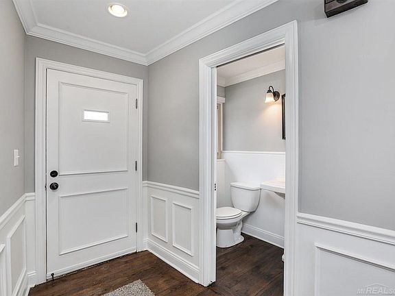 3rd image of 1050 Stratford Ln