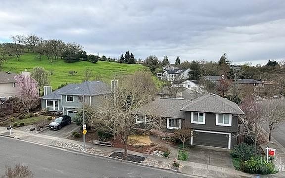 3rd image of 4808 Foxglove Court