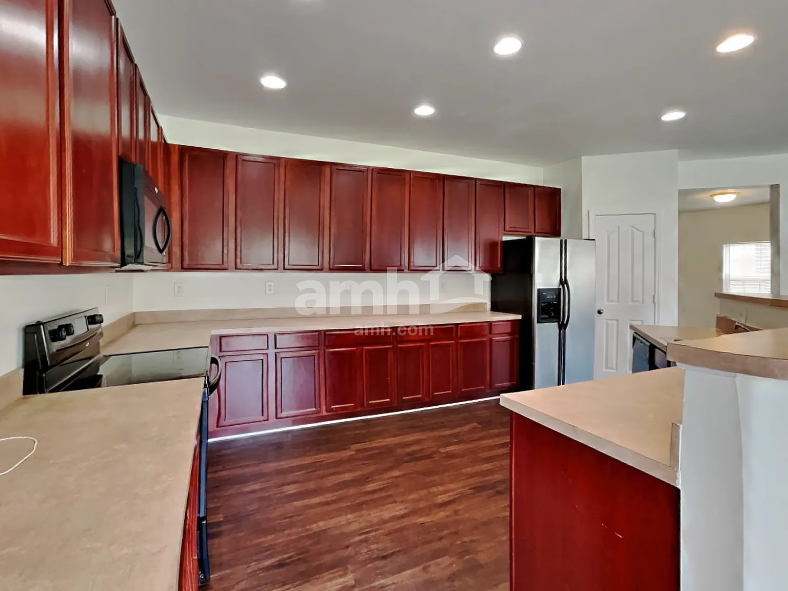 3 bed, 2.5 bath, 2425 sqft, $2,300 — Photo 3