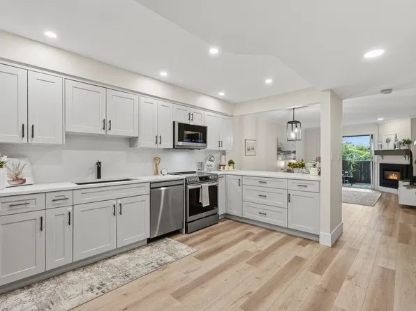 1538 Bowser Ave #102, North Vancouver, BC V7P 2Y3