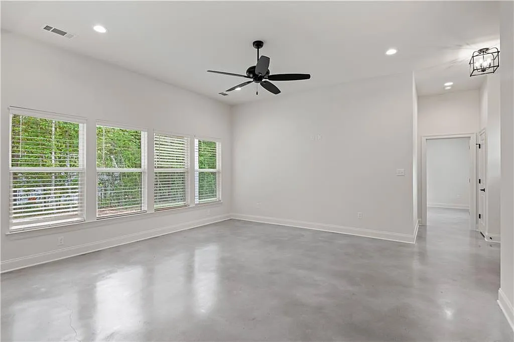 3 bed, 1403 sqft, $2,000 — Photo 3