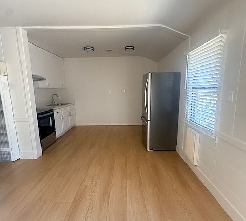 5th image of 2426 N Spurgeon St