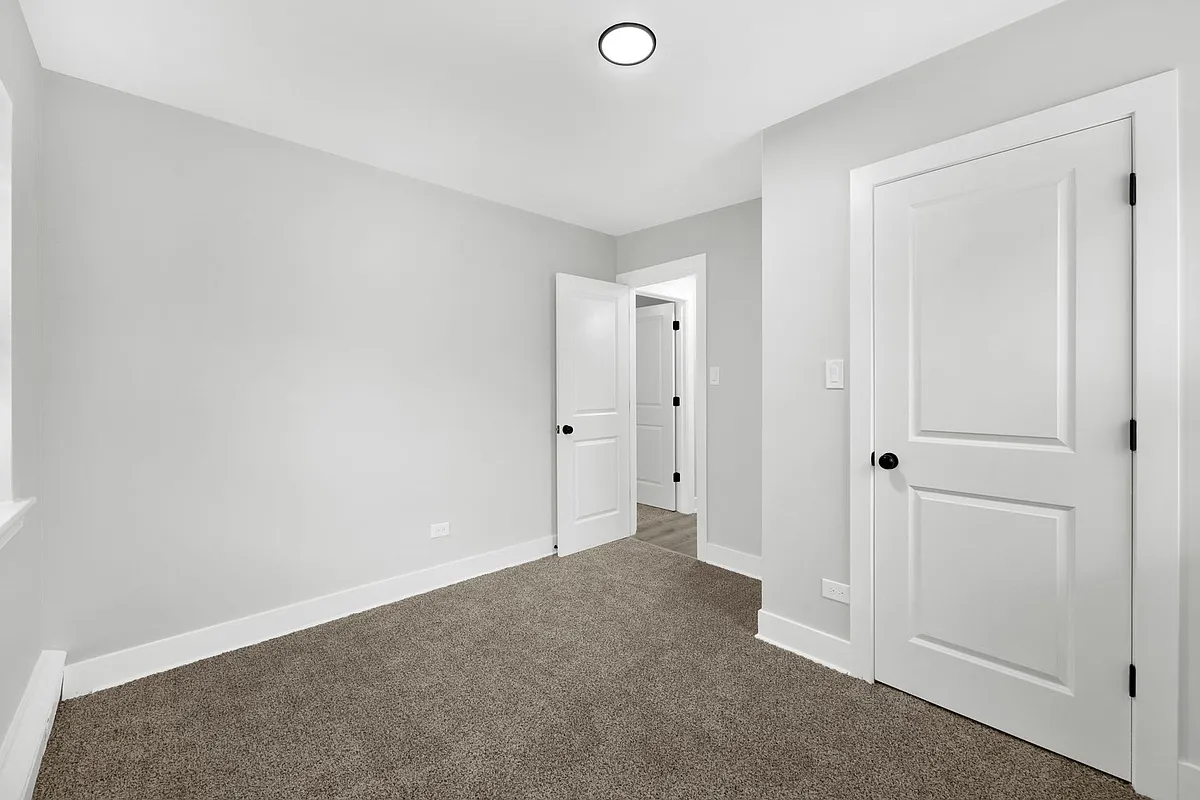 Building Photo - 2050 E 72nd Place