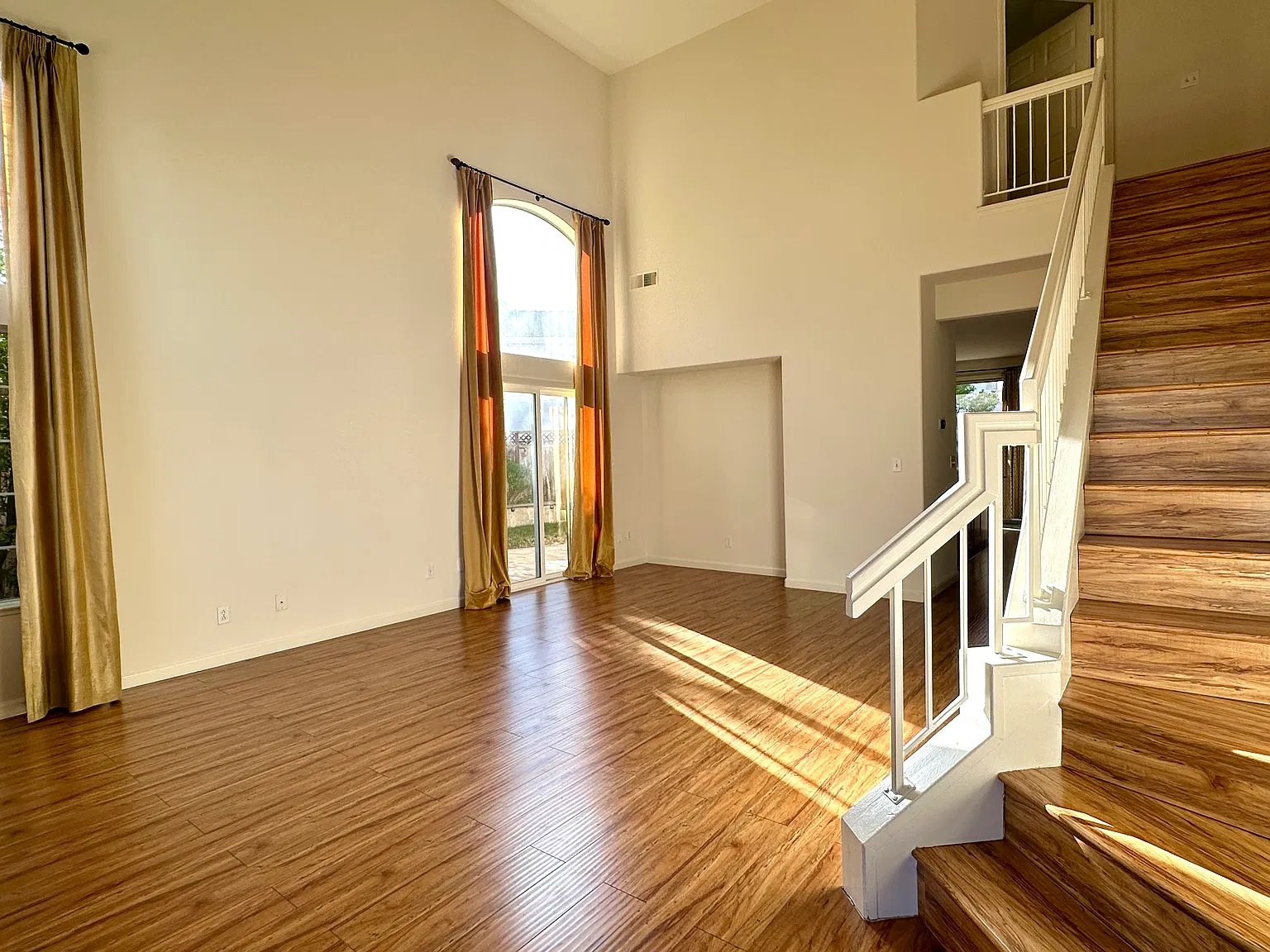 5 bed, 2326 sqft, $7,000 — Photo 2