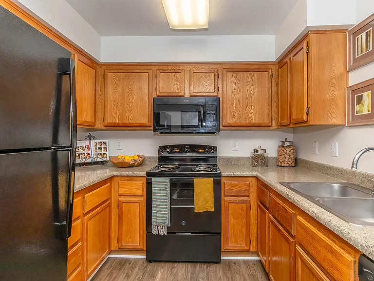 Cambridge Village Apartments — Photo 24