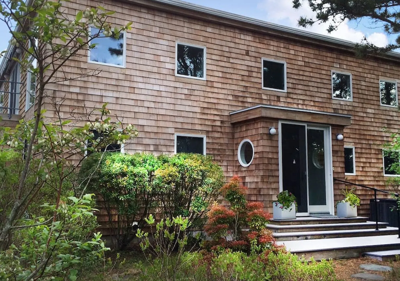 Modern shingle-style home, large pool — Photo 3