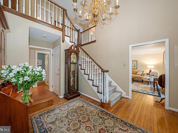3rd image of 614 Thorncroft Dr