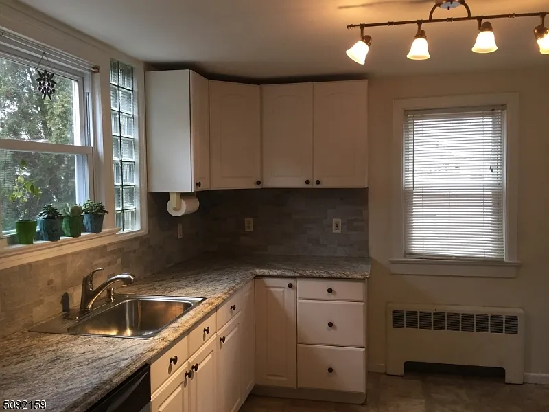 3 bed, 2.0 bath, $4,275 — Photo 3