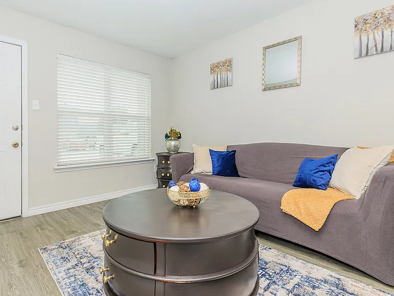 Valencia Grove Apartments — Photo 15