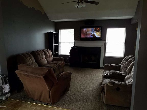 4th image of 120 Jonathan Cir