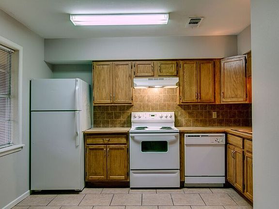 4th image of 2401 Brookridge Dr APT 6