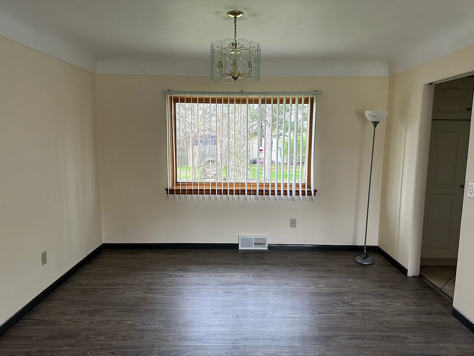 3 bed, 1.5 bath, 1276 sqft, $1,800 — Photo 4