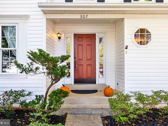 3rd image of 302 Chaucer Pl NE