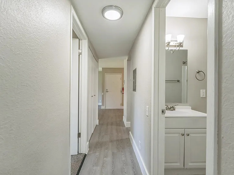 Pine Creek Apartments — Photo 4