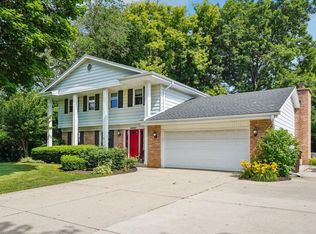 N24W22424 Meadowood Ln, Waukesha, WI 53186
