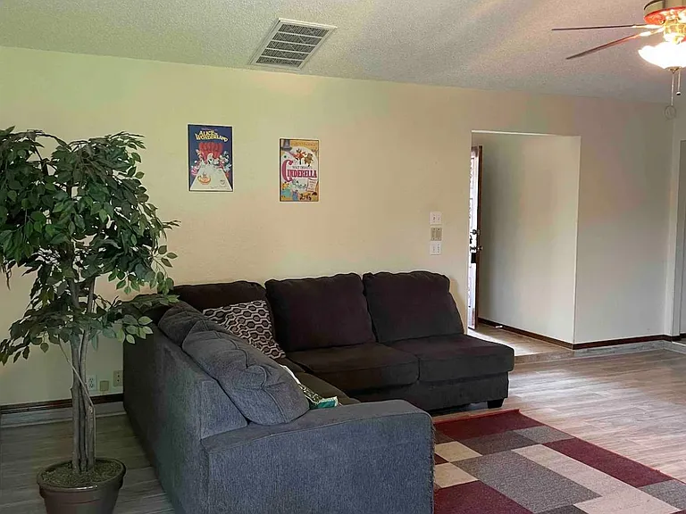 2608 Summerfield Dr — Photo 2