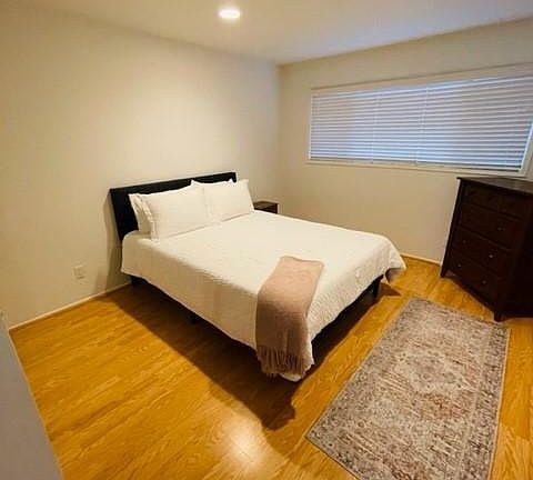 3rd image of 519 1/2 Acacia Ave
