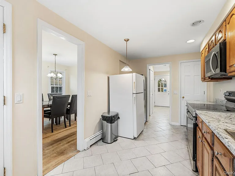 983 Warren Ave — Photo 7