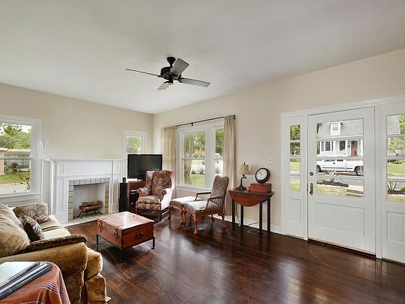 5th image of 2212 Newfield Ln