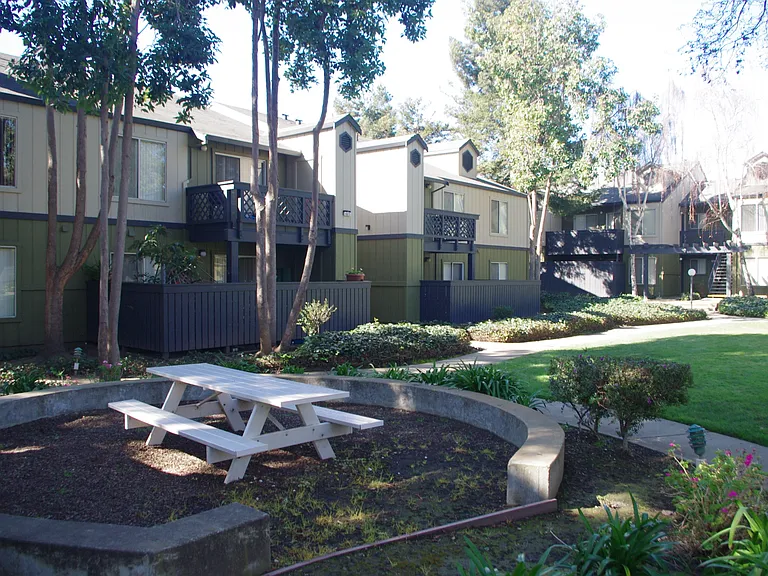 Regency Square Apartments — Photo 28