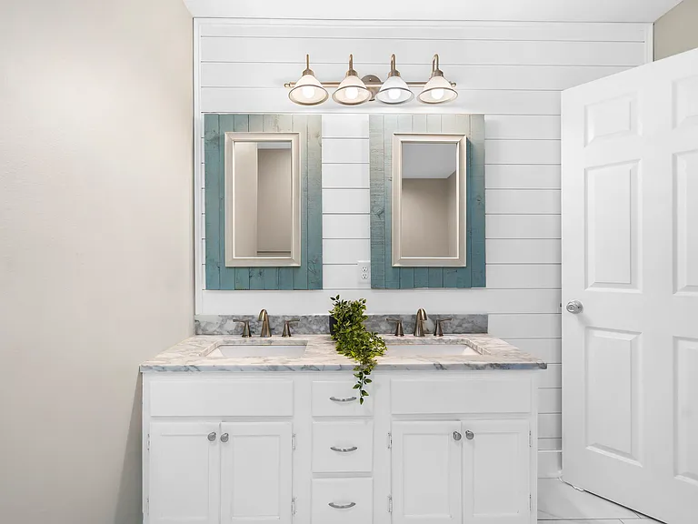 305 Lake Dr — Photo 16