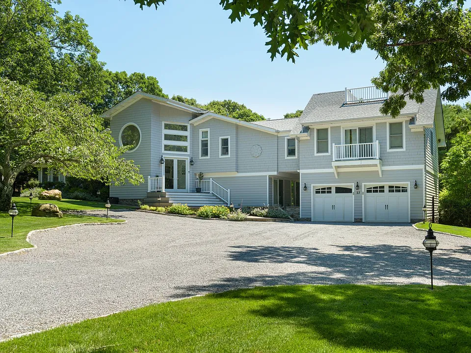 23 Hedges Banks Dr
